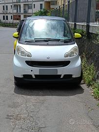 Smart diesel bianca con specchietti gialli
