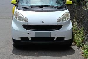 Smart diesel bianca con specchietti gialli