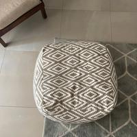 Pouf imbottito in tessuto geometrico beige bianco