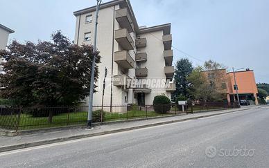 Ampio trilocale con 2 box e cantina in contesto ri