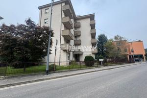 Ampio trilocale con 2 box e cantina in contesto ri