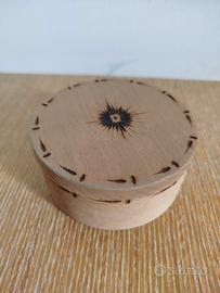 Scatola in legno intarsiato portagioie