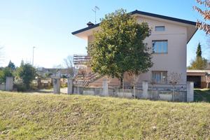 Pieris: casa bifamiliare con giardino