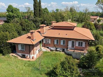 VILLA SINGOLA CIRCONDATA DAL VERDE
