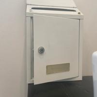 Cassetta della posta bianca