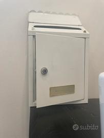Cassetta della posta bianca