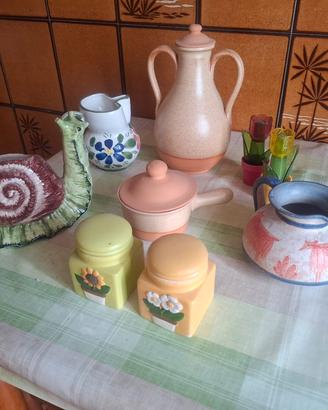 soprammobili vari + scatole con occorrente per cuc