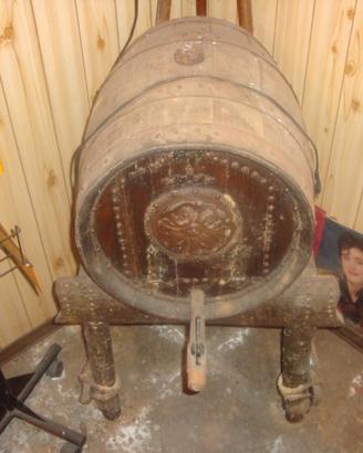 Botte antica legno intarsiato e piedistallo unico