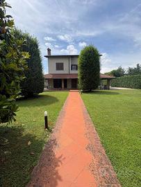Villa di 239 m² con 5 locali e box auto doppio a R