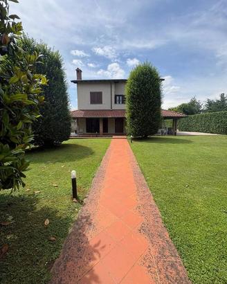 Villa di 239 m² con 5 locali e box auto doppio a R