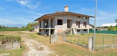 Casa, capannone e terreno