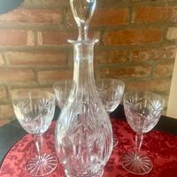 Bottiglia e calici in cristallo