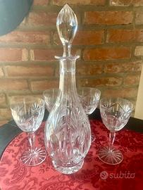 Bottiglia e calici in cristallo
