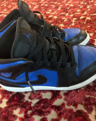 scarpe Nike n 35 e new balance n 35.5