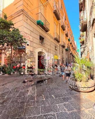 NEGOZIO A NAPOLI