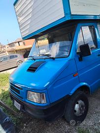 Camión furgone cassonato