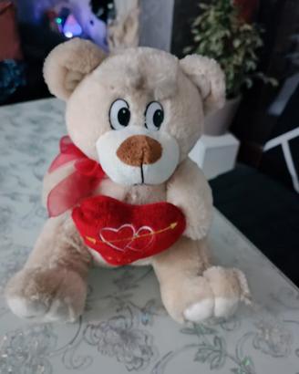 peluche orso con cuore