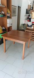 Tavolo in legno 4/6 posti 