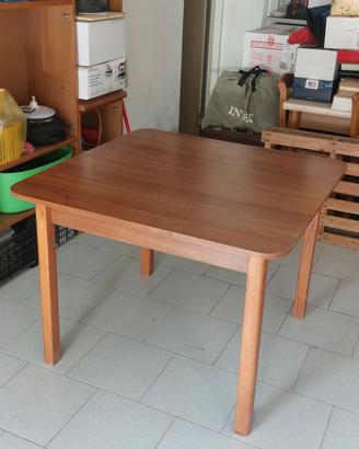 Tavolo in legno 4/6 posti 