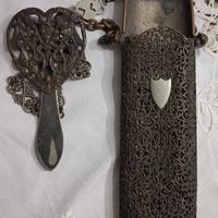 Antico porta occhiali in metallo