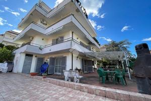 TRIFAMILIARE A POLLENA TROCCHIA