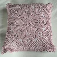 Cuscino rosa ricamato ad uncinetto