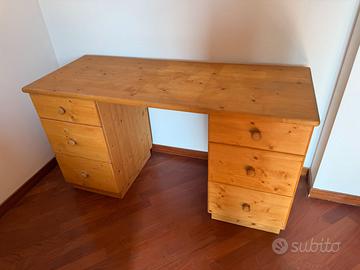 Scrivania in legno massello