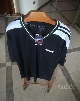 Magliette e completo sportivo