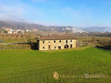 Cascina nelle colline delle Langhe in Pietra