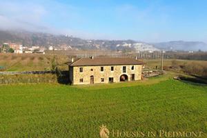 Cascina nelle colline delle Langhe in Pietra
