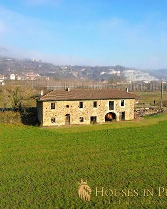 Cascina nelle colline delle Langhe in Pietra