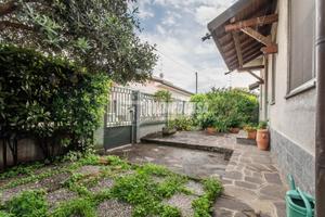 TRILOCALE SEMI INDIPENDENTE CON GIARDINO PRIVATO E