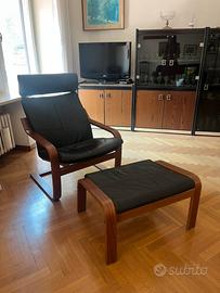 Poltrona IKEA Poäng in Vera Pelle Nera-Poggiapiedi