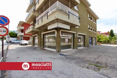 Locale commerciale ufficio + magazzino garage