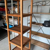 Scaffale in legno a ripiani quadrati