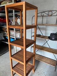 Scaffale in legno a ripiani quadrati