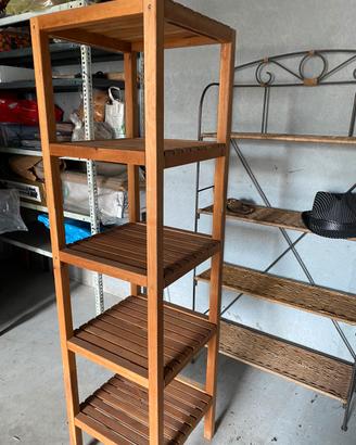 Scaffale in legno a ripiani quadrati