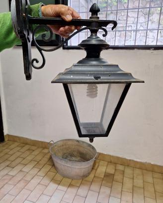 lampada in ferro battuto per esterno