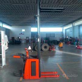 Linde traspallet stoccatore uomo a bordo