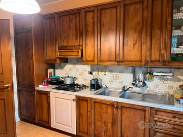 Cucina componibile in legno massello color noce