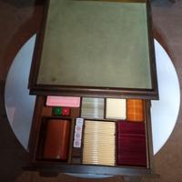 Scatola da gioco con carte e  fishes da gioco