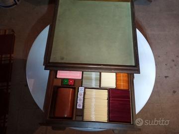 Scatola da gioco con carte e  fishes da gioco