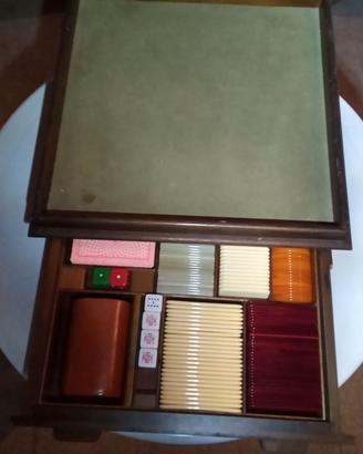 Scatola da gioco con carte e  fishes da gioco
