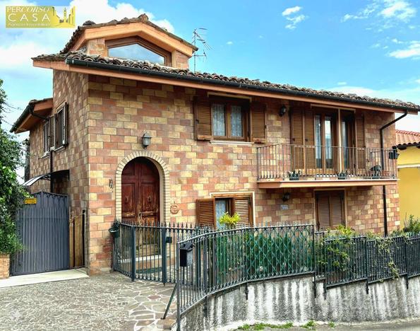 CASA SINGOLA CON GIARDINO - Colledara