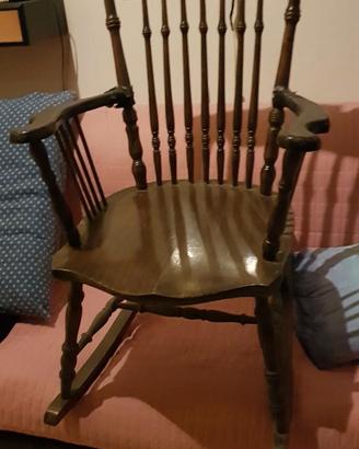 Classica sedia a dondolo vintage in stile old USA