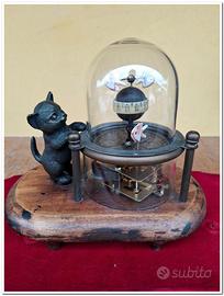Orologio da tavolo con gatto che guarda i pesci