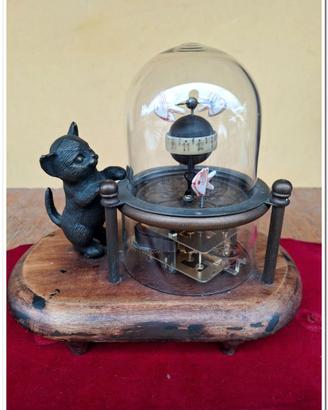 Orologio da tavolo con gatto che guarda i pesci