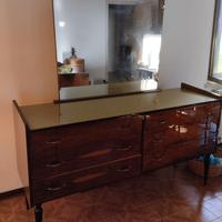 Un comò e due comodini