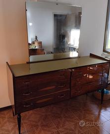 Un comò e due comodini