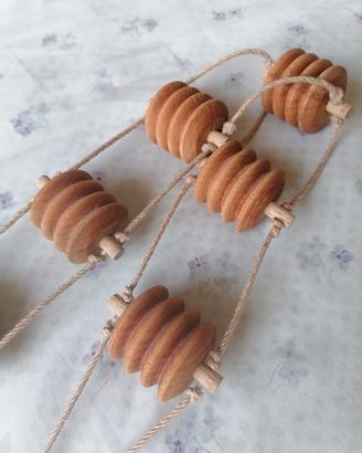 massaggiatore manuale in legno rulli e corda